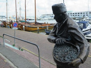 Statue to eel fishermen