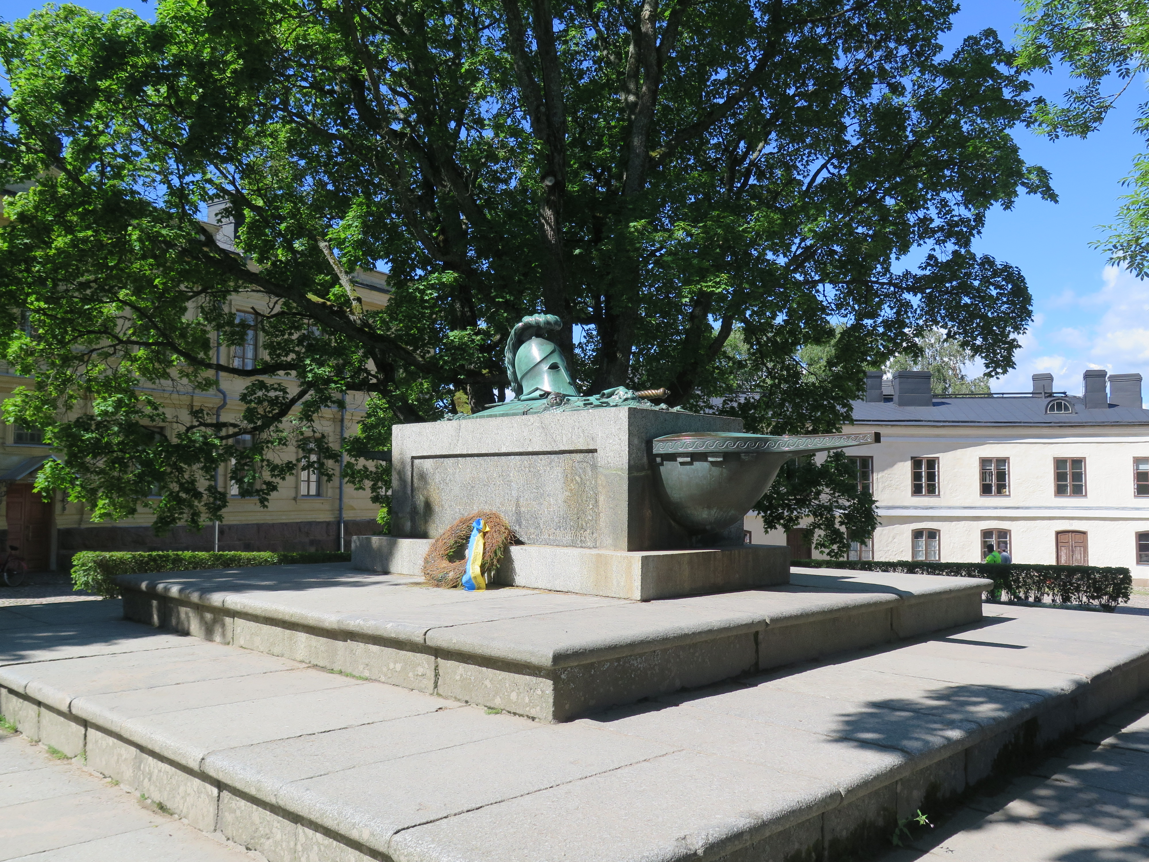 Sashaying across to Suomenlinna